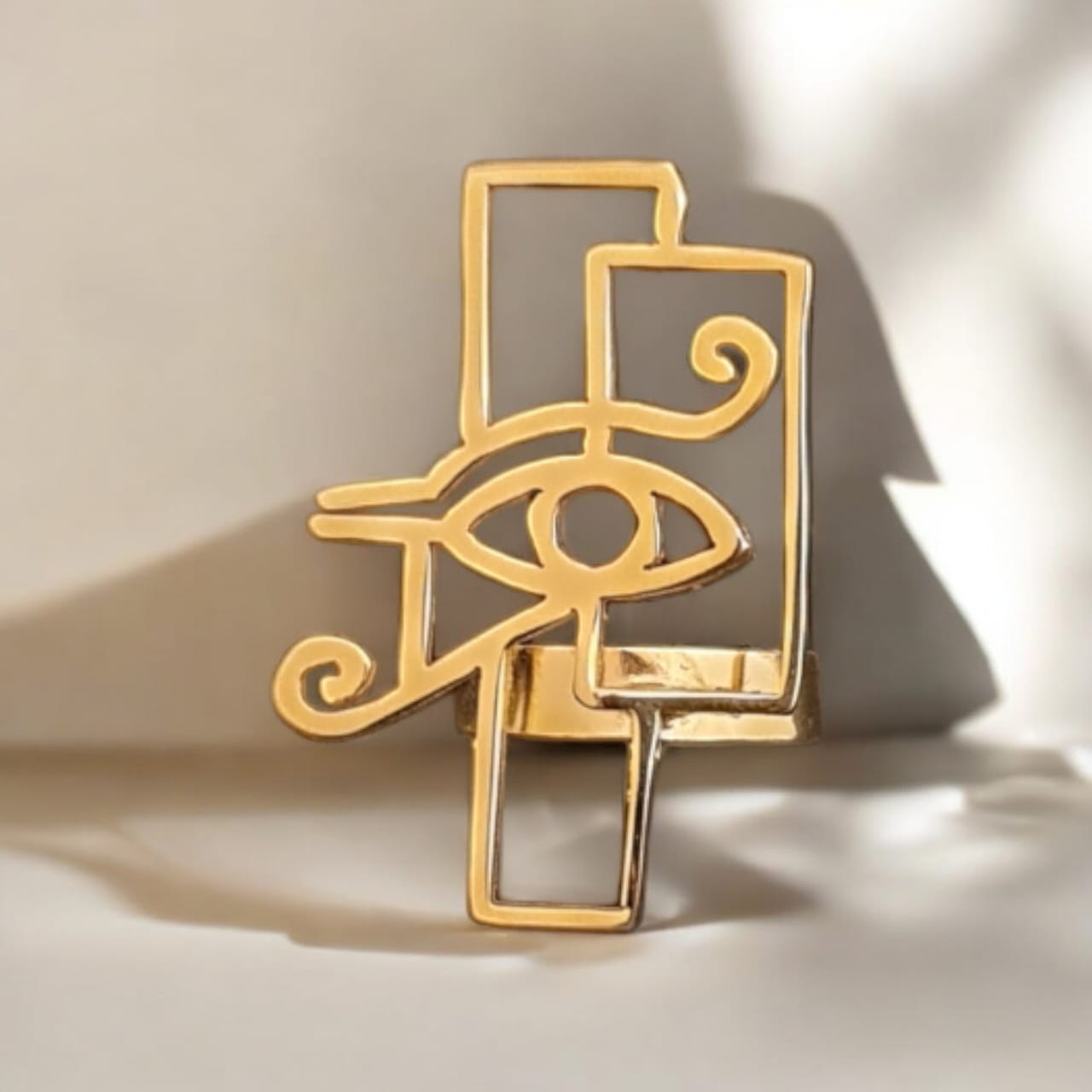 Gold-Plated Scarab Ring with Eye of Horus Design – Egyptian-Inspired Symbolism